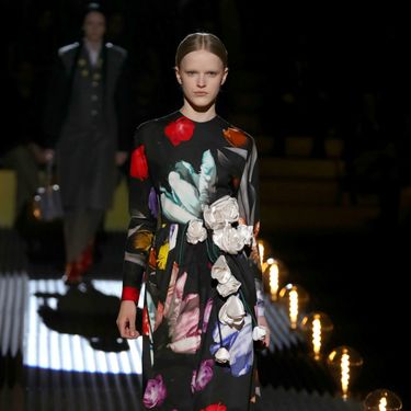 Najveći jesenski trend: crne haljine sa cvjetnim uzorkom - 1