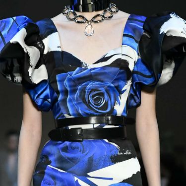 Najveći jesenski trend: crne haljine sa cvjetnim uzorkom