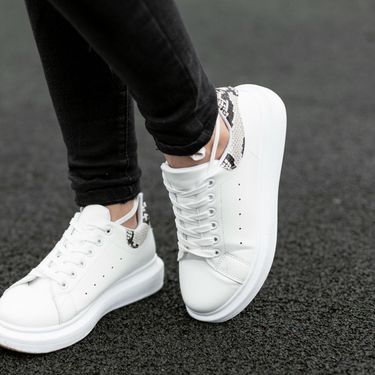 Žena u bijelim tenisicama