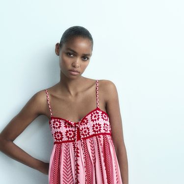 Pletena haljina iz Zare s kukičanim detaljem