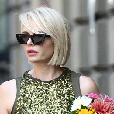 Plavokosa dama na zagrebačkoj špici u šljokičastoj haljini