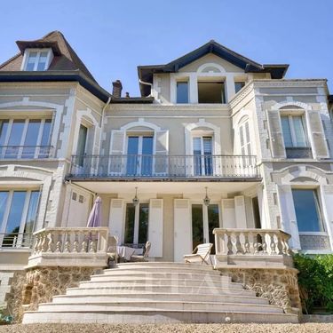 Vila u selu Bougival u Francuskoj