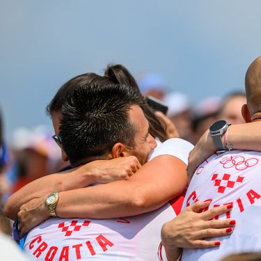 Braća Sinković sa suprugama nakon osvojenog zlata u Parizu - 7