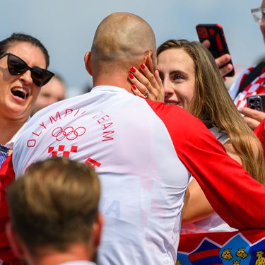 Braća Sinković sa suprugama nakon osvojenog zlata u Parizu - 9