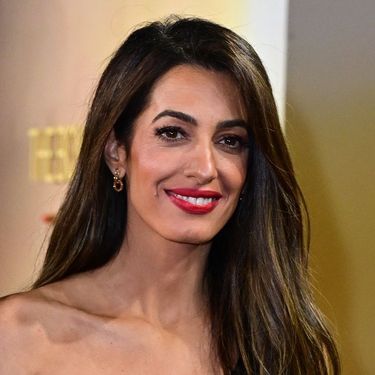 Amal Clooney u zlatnim štklama i haljini otvorenih leđa - 7
