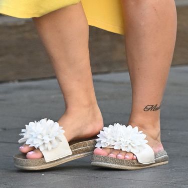 Street style trudnice u uskoj žutoj haljini iz centra Zagreba - 1