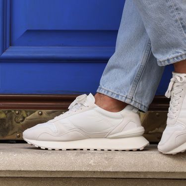 Žena u bijelim tenisicama