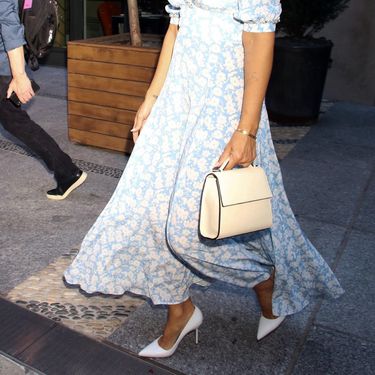 Jessica Alba u bijelim salonkama