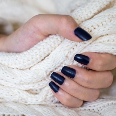 Tamnoplave manikure