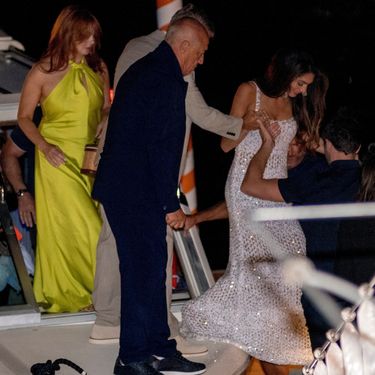 Amal Clooney u srebrnim štiklama i svjetlucavoj bijeloj haljini - 2