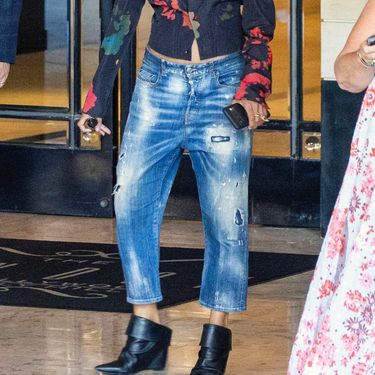 Halle Berry u vrećastim trapericama i bluzi brenda Marni - 1