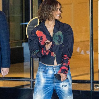 Halle Berry u vrećastim trapericama i bluzi brenda Marni - 2