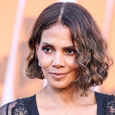 Halle Berry u vrećastim trapericama i bluzi brenda Marni - 6
