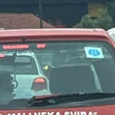 Urnebesan natpis na autu