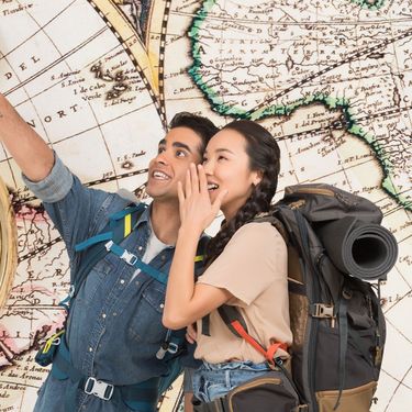 Karta svijeta, kompas i turisti na putovanju