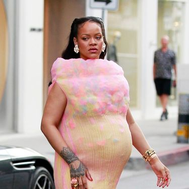 Rihanna u vintage haljini Issey Miyake