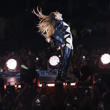 Jennifer Lopez u izdanju koje podsjeća na kultni Cherin kostim