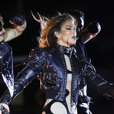 Jennifer Lopez u izdanju koje podsjeća na kultni Cherin kostim