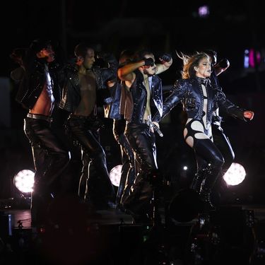 Jennifer Lopez u izdanju koje podsjeća na kultni Cherin kostim