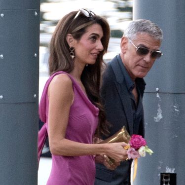 Amal Clooney u haljini s visokim prorezom i zlatnim štiklama - 1