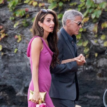 Amal Clooney u haljini s visokim prorezom i zlatnim štiklama - 3