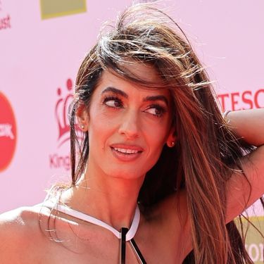 Amal Clooney u haljini s visokim prorezom i zlatnim štiklama - 5