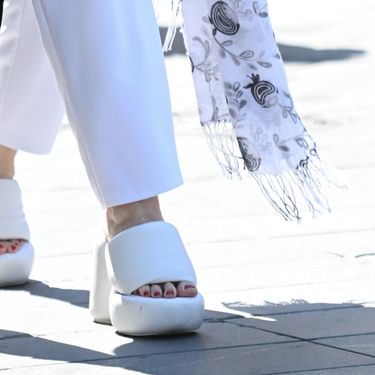 Mirela Holy u bijelim natikačama Naked Wolfe na zagrebačkoj špici 2025. - 5