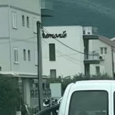 Automobil s neobičnim način prijevoza materijala