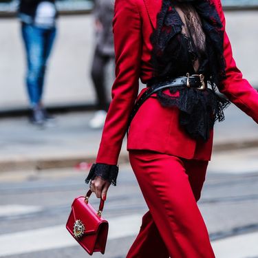 Kombinacija crvene i crne boje savršena je za vatrene lavice