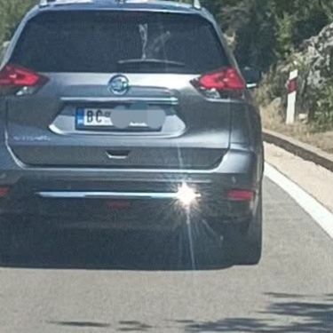 Automobil koji prevozi djecu na krovu