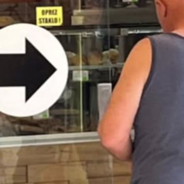 Muškarac u redu ispred pekarnice