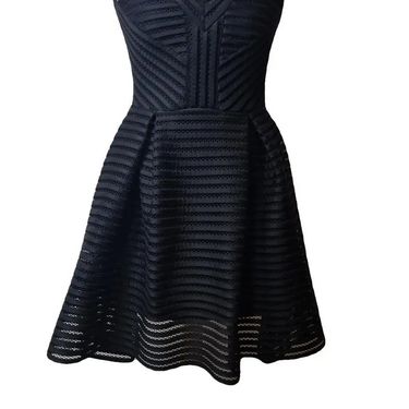 Mala crna haljina brenda Maje