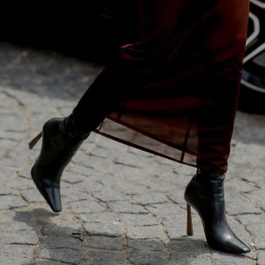 Smeđa haljina bit će hit jeseni 2025.