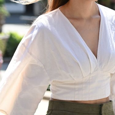 Bijele košulje i bluze popularan su izbor među Zagrepčankama