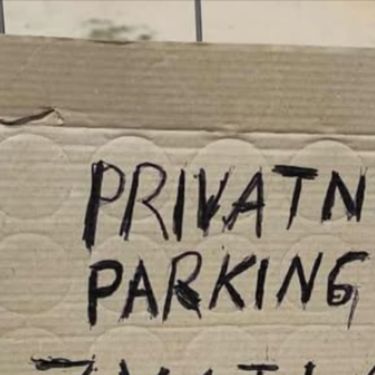 Natpis na komadu kartona