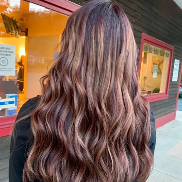 Hit boja kose za jesen 2025: Redwood smeđa