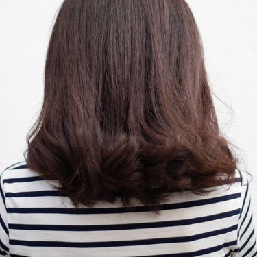 Hit boja kose za jesen 2025: Redwood smeđa