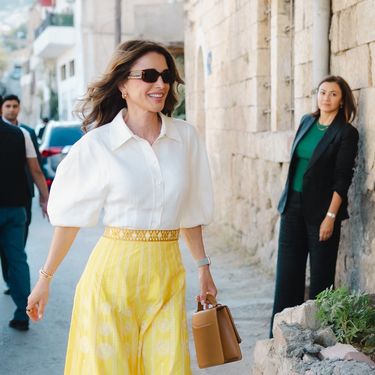 Kraljica Rania u bijeloj bluzi i žutoj suknji