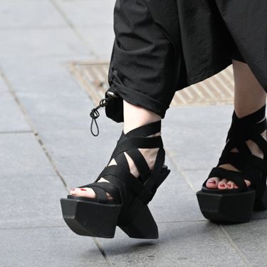 Mirela Holy u sandalama Boulder Bondage brenda United Nude - 3