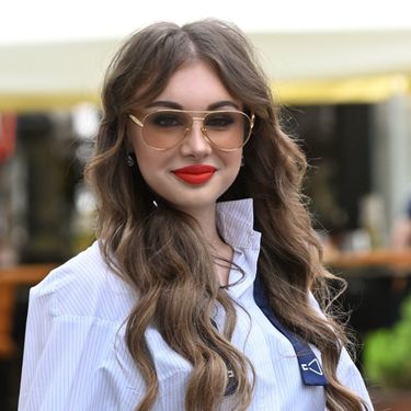 Ulična moda brineta iz Zagreba s torbom za plažu od rafije brenda Jacquemus - 2