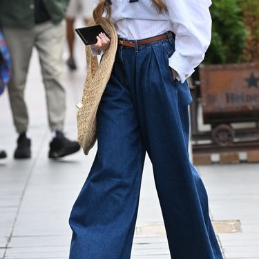 Ulična moda brineta iz Zagreba s torbom za plažu od rafije brenda Jacquemus - 6