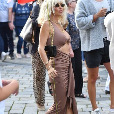 Maja Šuput u haljini brenda Superdown i natikačama Oran s potpisom Hermesa