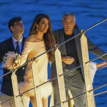 Amal Clooney u haljini s perjem