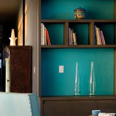 Duboka tirkizna može značajno smanjiti prostoriju