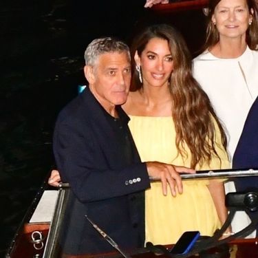 Amal Clooney u Veneciji u žutim kreacijama - 1