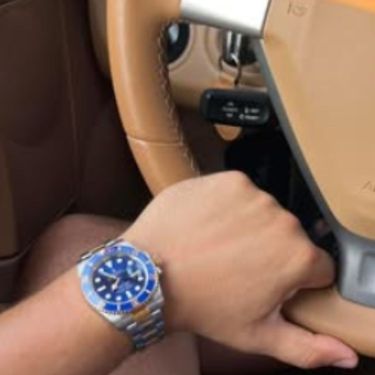 Scena u luksuznom automobilu