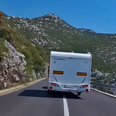 Pretjecanje s kamp prikolicom