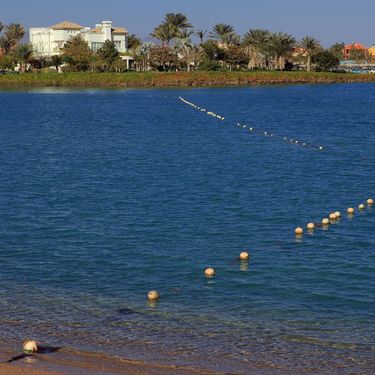 Plaža sa zaštitnim bovama