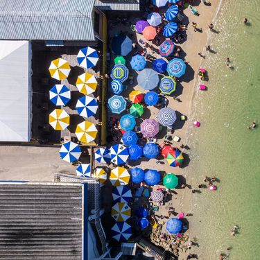 Plaža s kupačima i suncobranima