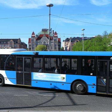 Autobus pri kretanju sa stanice